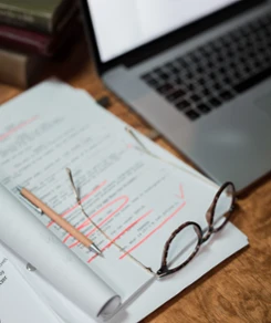 Lunettes sur livre - Membre Lairdil sans photo